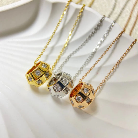 Fashionable 3D Diamond-Inlaid Necklace