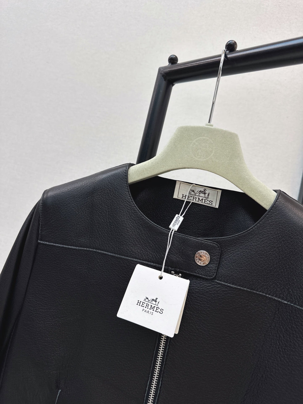ound Neck Zip Cropped Leather Jacket